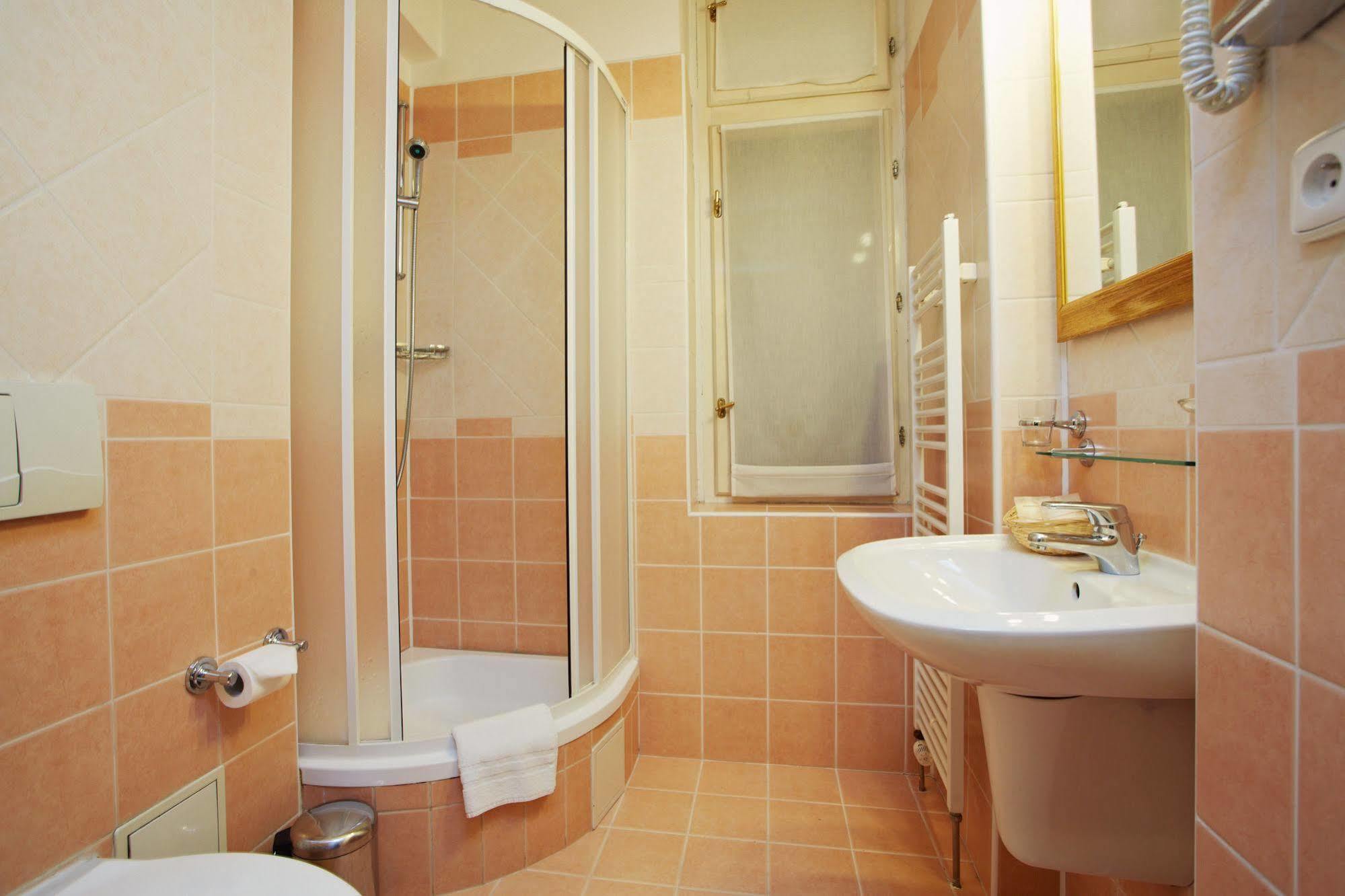 Galerie Royale Otel Prag Dış mekan fotoğraf